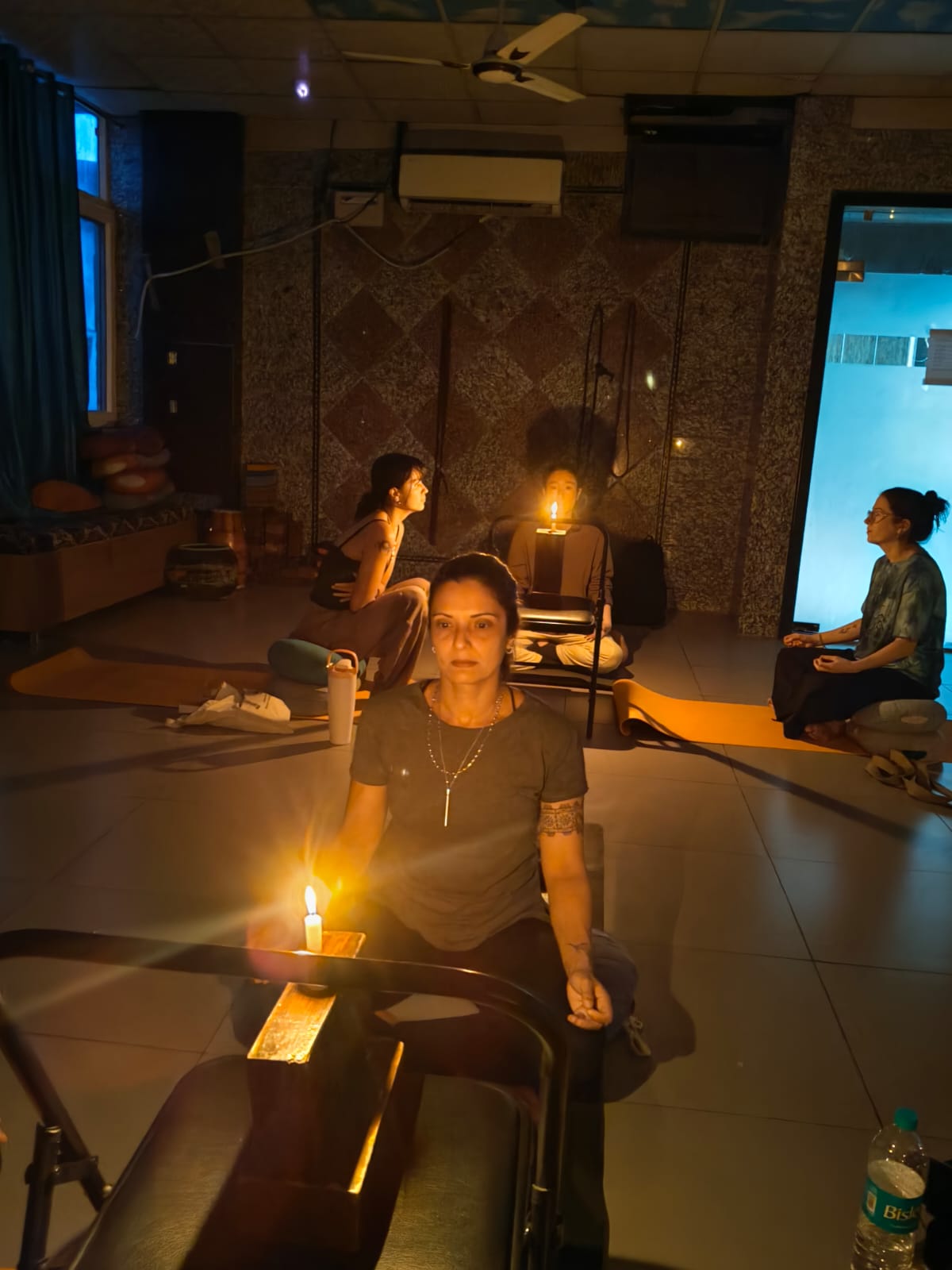 Prática contemplativa à luz de velas